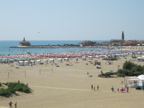 METEO: BEL TEMPO NEL WEEK-END, SI RIEMPIONO LE SPIAGGE DEL NORDEST